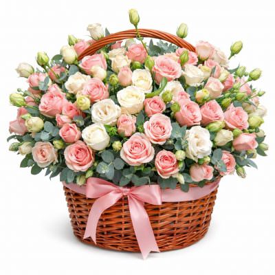 Цветы в корзинке с кустовыми розами