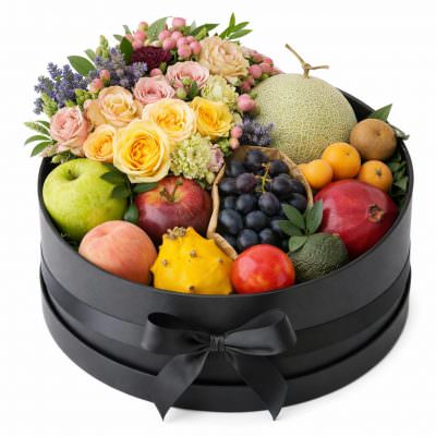 Шляпная коробка с цветами и фруктами «Праздничная феерия»