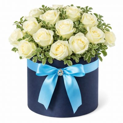 Шляпная коробка с белыми розами «Волшебное сияние»